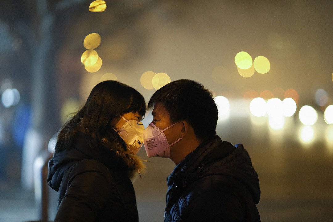 一对情侣隔了口罩也能亲吻。摄:Lintao Zhang/GETTY