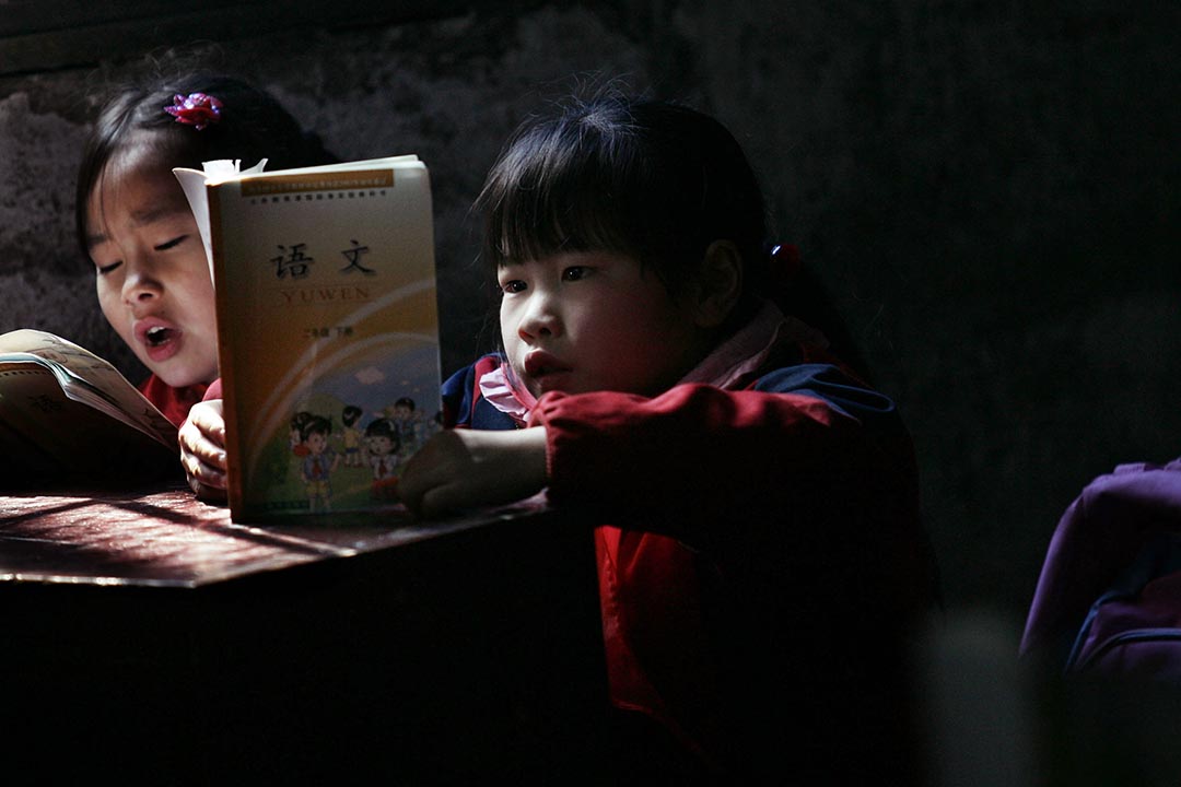 中國湖北省武漢一間小學，學生在課室上念書。攝：China Photos/Getty
