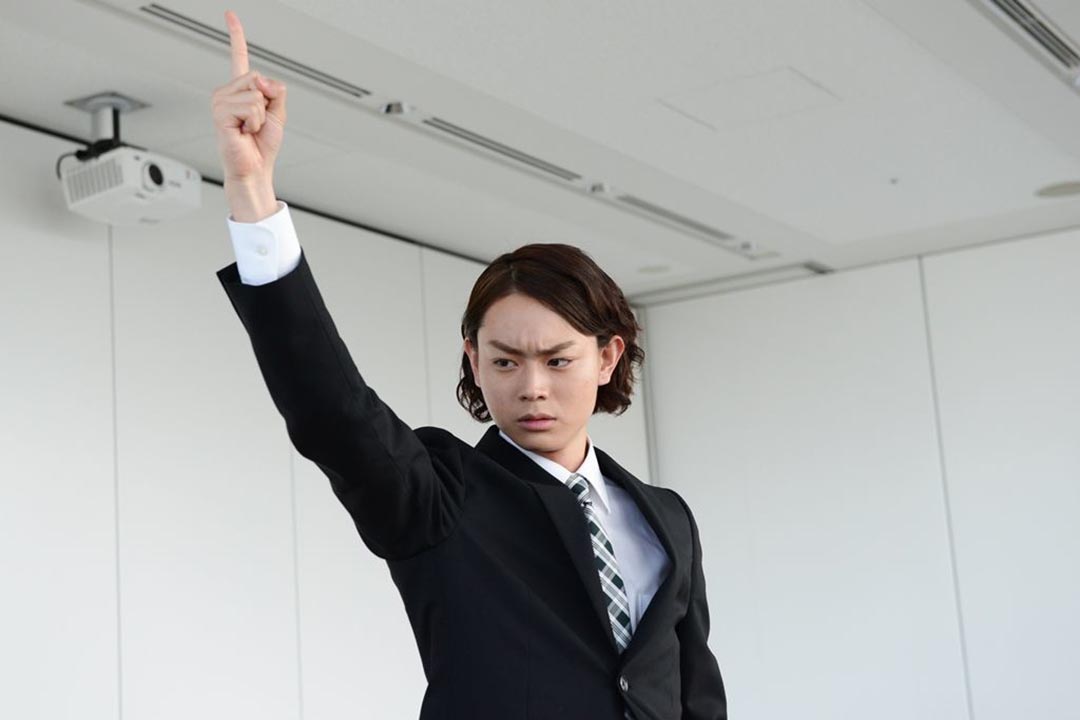 菅田将晖饰演的儿子武藤翔,怒发冲冠。图片为《民王》剧照。