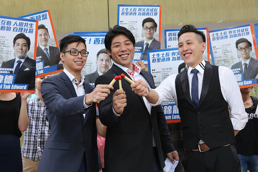 社区组织西环飞跃动力举行区议会选举誓师,3名成员刘伟德、叶锦龙及伍永德宣布分别出选中西区大学、石塘咀和西营盘选区。摄:王伟洪/端传媒