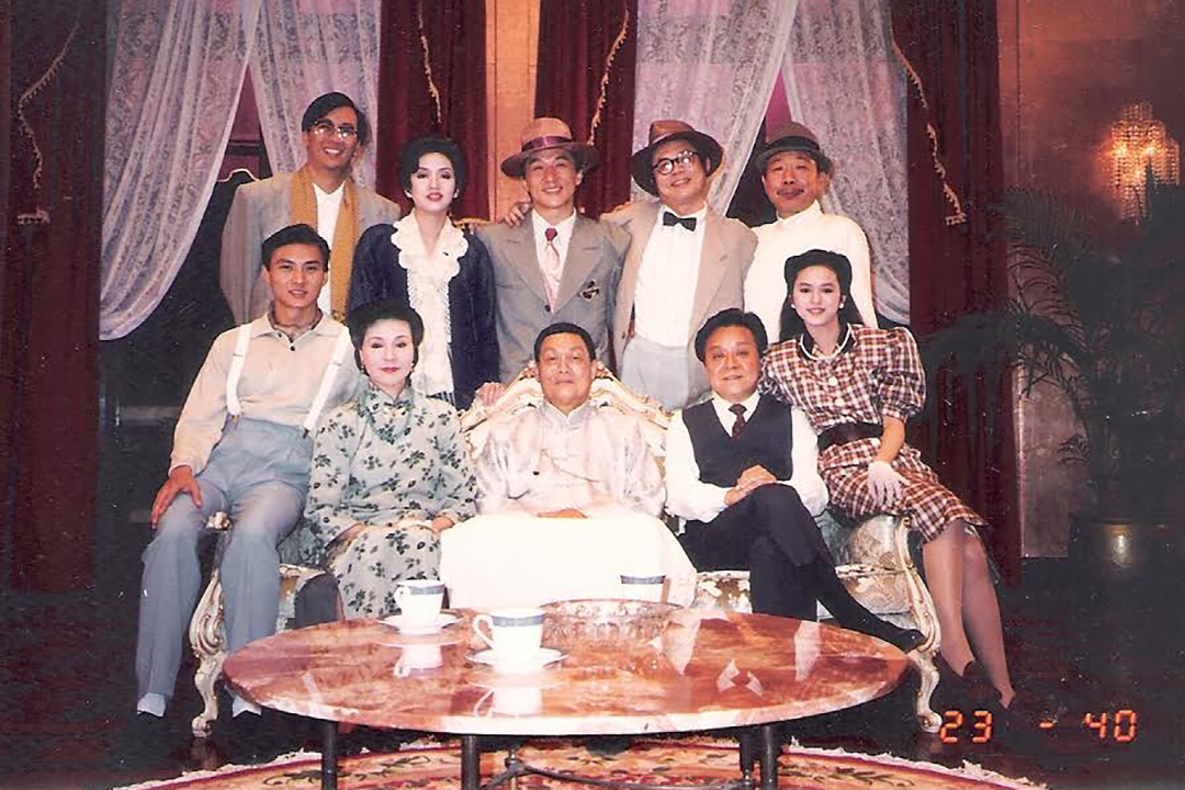 1989年參演電影《奇蹟》,與梅豔芳、成龍同場演出,當時葉蘊儀(右一)才15歲。受訪者提供照片