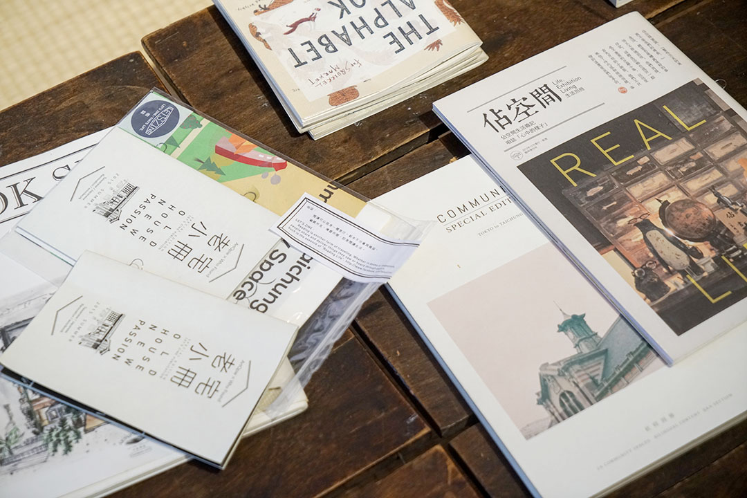 張宗舜認為小成本、小規模的刊物既是空間展覽的延續,更可增進社區、鄰居、讀者的雙向了解。攝:張國耀/端傳媒
