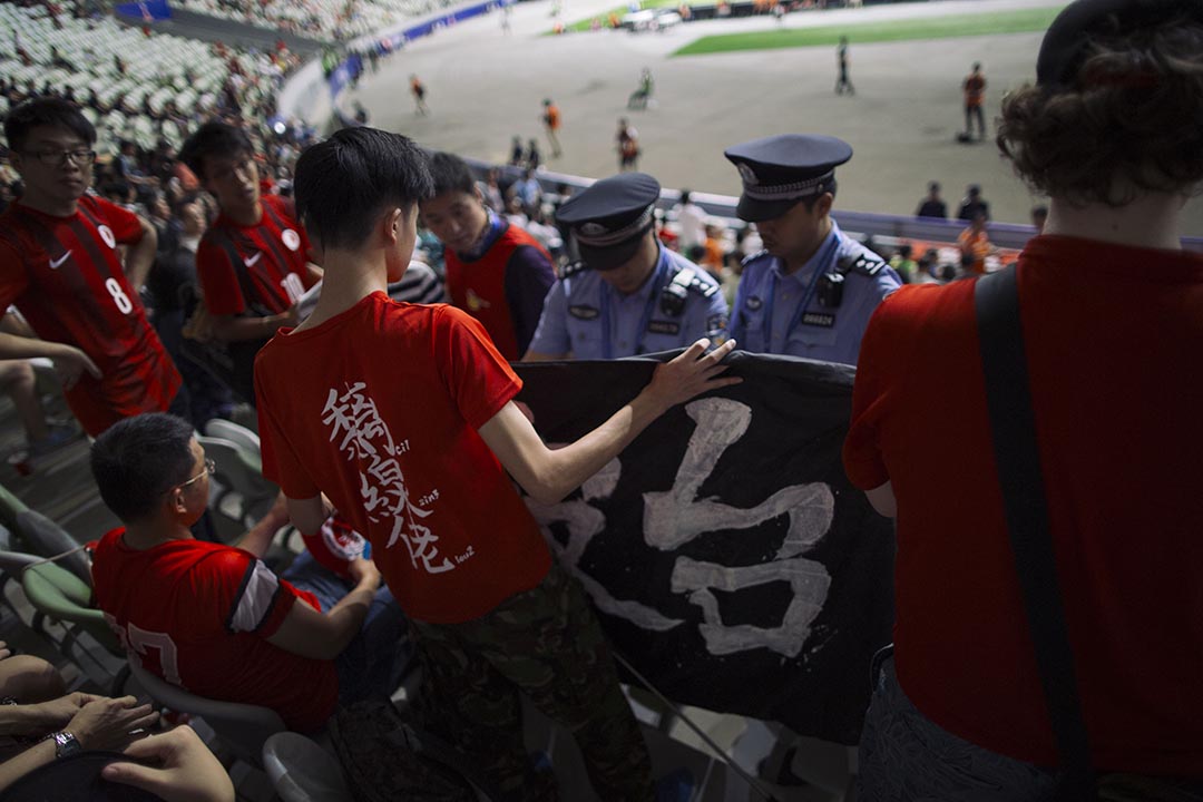 公安表示球迷的黑色打气旗帜「唔老嚟」(不吉利),着球迷不要于比赛时挥动。摄 : 叶家豪/端传媒