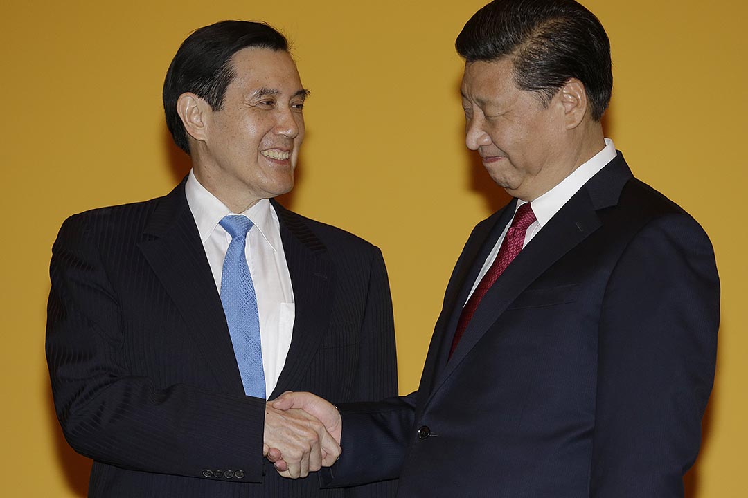 两岸分治66年来,两岸领导人台湾总统马英九(左)与中国国家主席习近平(右)进行历史性会面前握手。摄:Wong Maye-E/AP Photo