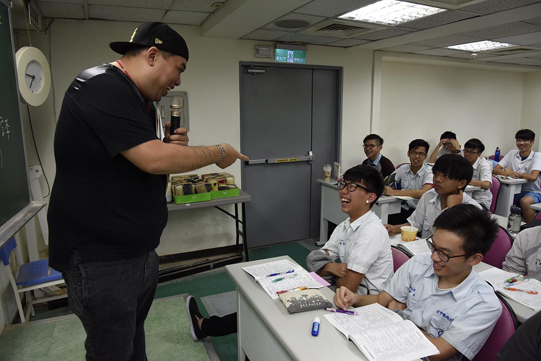 2015年11月11日,台灣英文補習教師 Gary 與學生補習。攝:陳弘岱/端傳媒