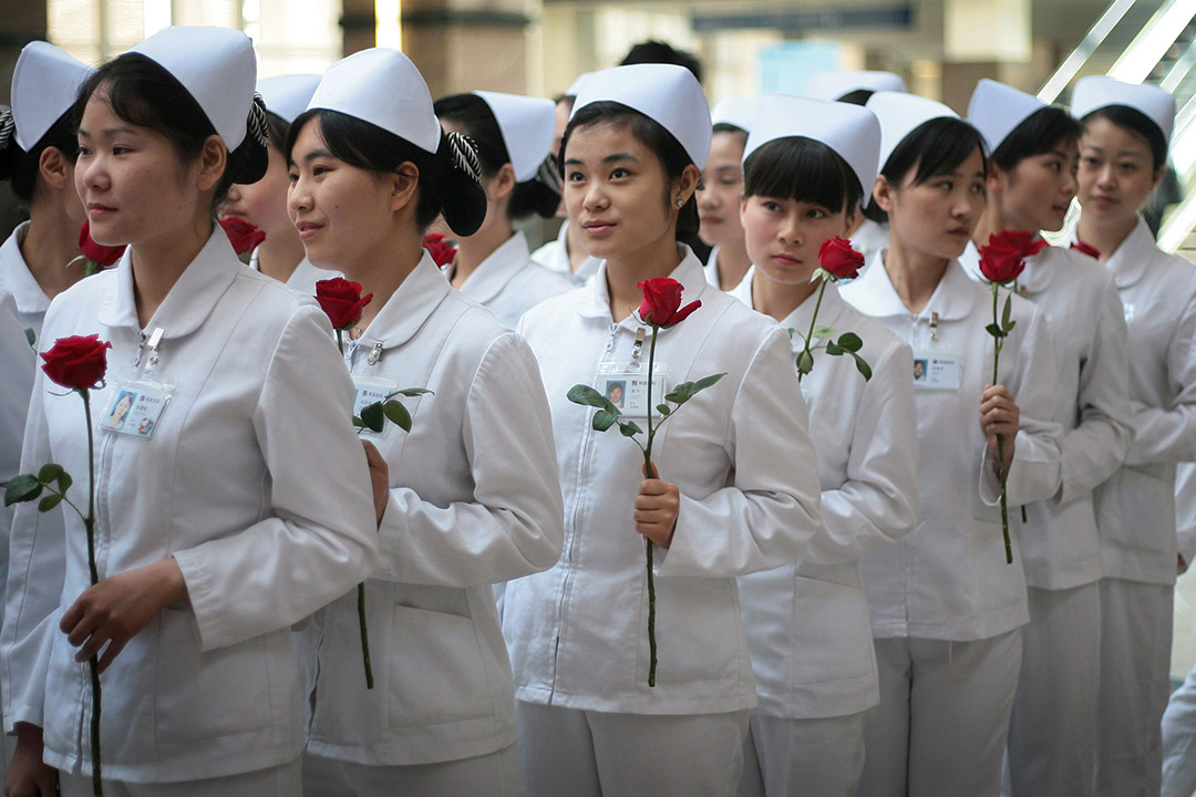 2008年5月12日,中国江苏省高淳区,护士 在国际护士日手持玫瑰参与活动。摄:China Photos/GETTY
