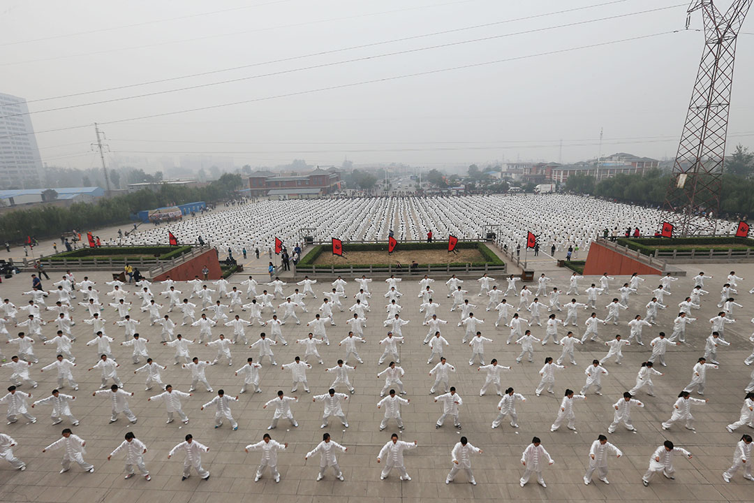 2015年10月18日,河南,焦作市召集世界各地其他50個城市一同集體耍太極,盼能召集全球100萬人一同耍太極,挑戰健力氏世界紀錄。攝:CFP/GETTY