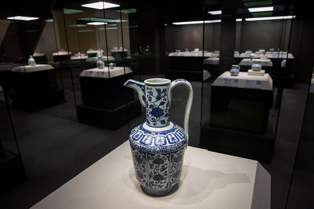 2015年12月28日,嘉義,故宫南院展出院藏的青花瓷。摄:Billy H.C. Kwok/端传媒