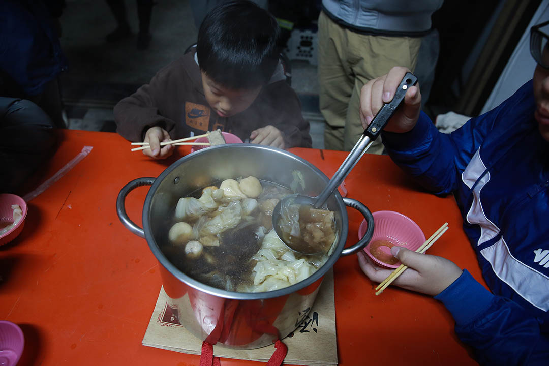 2016年2月7日,台南,灾民在年廿九晚吃简单的年夜饭。摄:徐翌全/端传媒