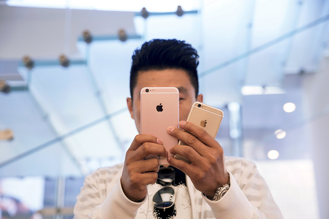 2015年9月25日，北京，一名男顧客在蘋果專門店使用iPhone 6s Plus智能電話。 攝：Damir Sagolj/REUTERS