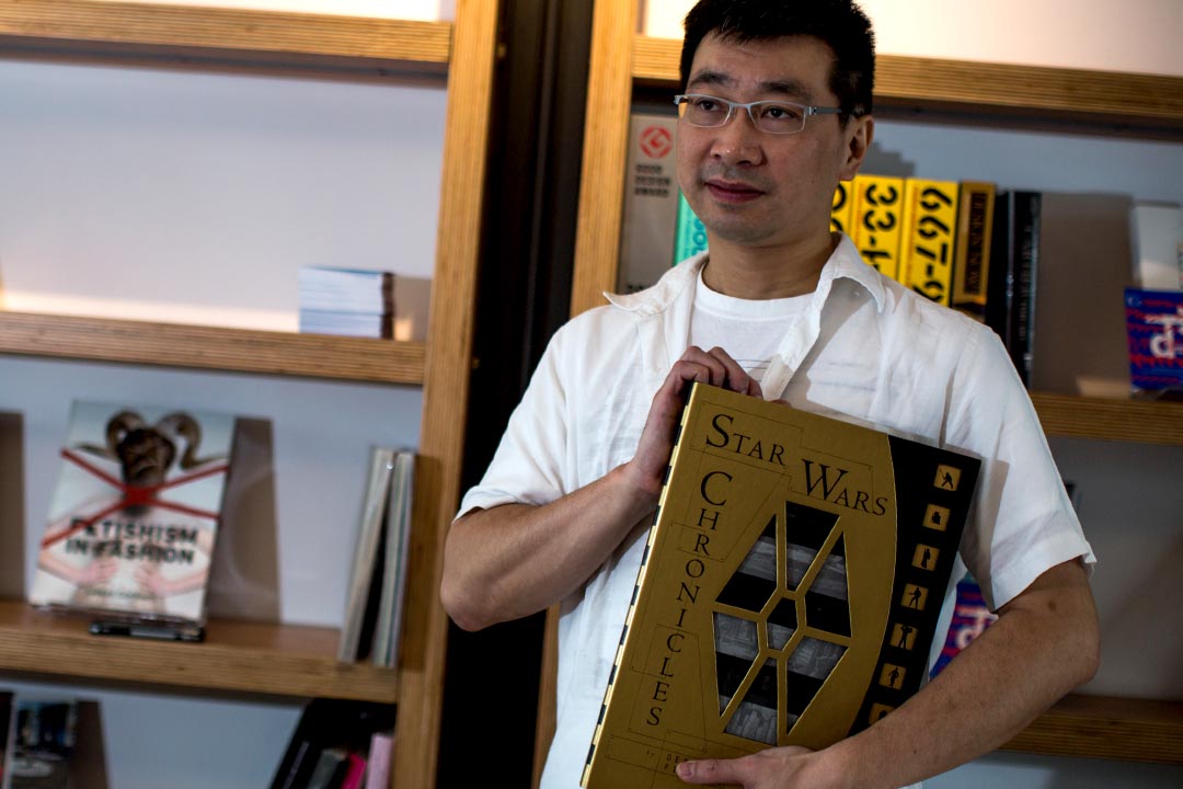 王子仪收藏了大量关于星球大战的书籍,并鼓励粉丝要横向阅读这套电影,自会发现当中有很多值得探讨的地方。摄:卢翊铭/端传媒