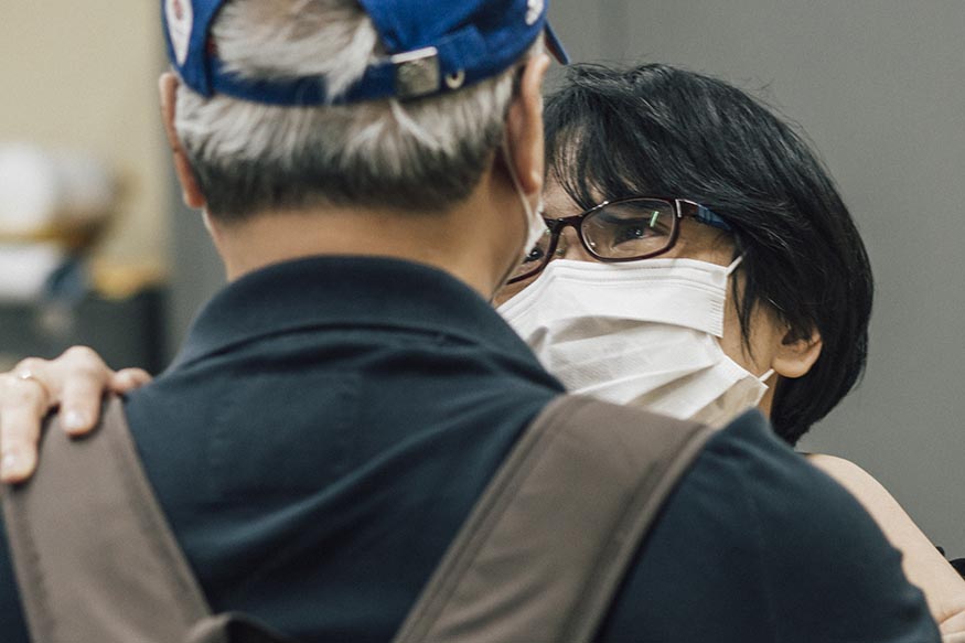 19歳港人女死者陈咏釿(Vivian)的父母在殡仪馆认尸后互相拥抱。摄:Anthony Kwan/端传媒