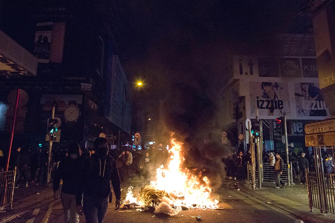 2016年2月9日凌晨,香港旺角,示威者與警方發生衝突,期間有示威者在街上焚燒雜物。