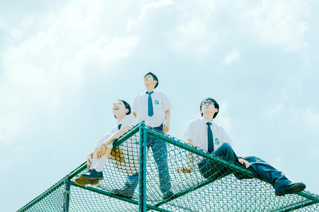 《哪一天我们会飞》把中学时光放在1992年,三位年轻演员都恰如其分,甚至比杨千嬅、林海峰的演出更教人欣喜。图片为电影剧照
