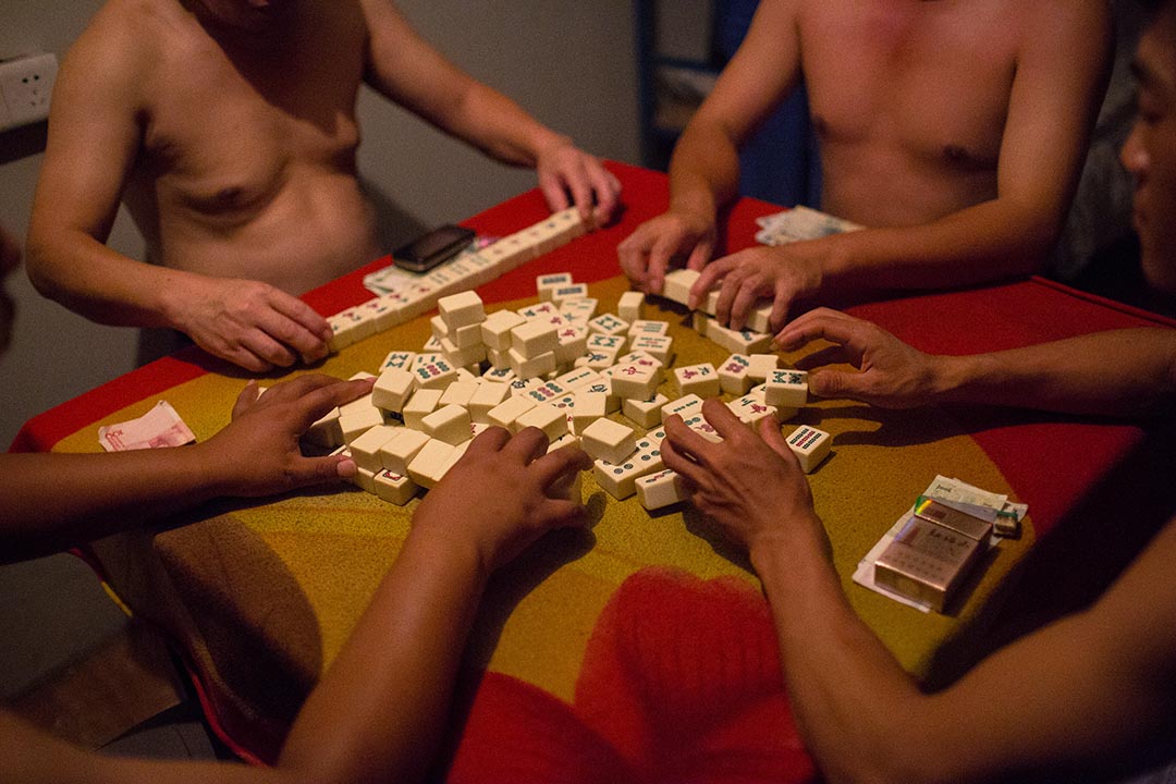 打麻将是其中一种晚上常见的集体娱乐,工人来自五湖四海,打牌规矩亦有所不同。