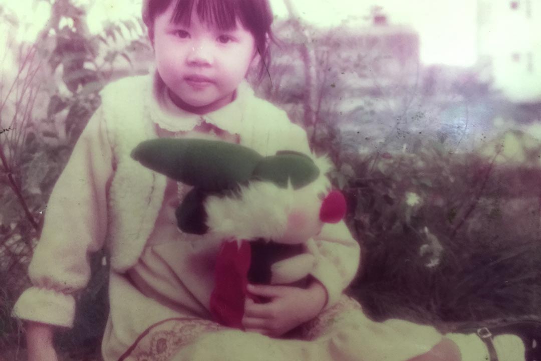小時的羅泳嫻是個可人兒,甚得堂姐羅慧儀的愛錫。照片由羅泳嫻提供。