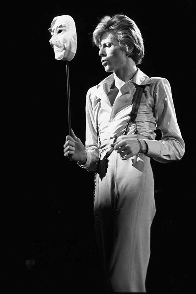 70年代的Bowie在音乐会上以带来戏剧性的演出见称,而早年他也曾学习剧场艺术。 图片由作者提供