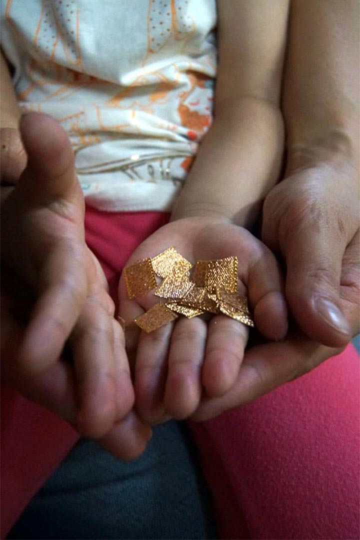 孩子小心翼翼的把「螢火蟲」捧在手裏。圖片由綠腳丫提供