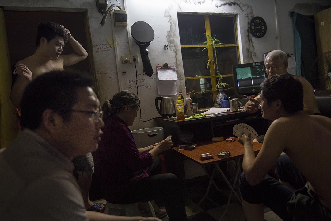 在岛上没有特别消遣活动,一些工人下班会亲自买菜做饭,或者偶尔到海边散步吹海风,又或与工友玩纸牌。