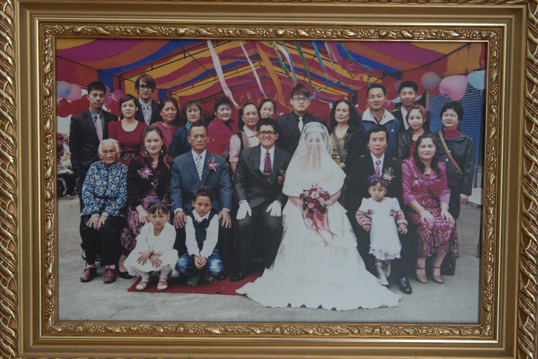Talum Dusuluman(王光祿)的兒子結婚時所拍攝的全家福。攝:Alberto Buzzola/端傳媒