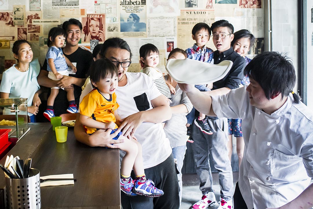 Yani是個大細路，獨門秘技轉麵糰，逗得小朋友笑不攏嘴。攝：Keith Tsuji/ 端傳媒