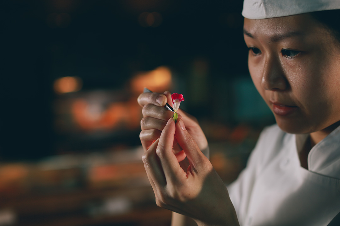 NOBU 甜品师 Priscilla 认为同样爱用花卉作食材与装盘,如玫瑰可取其香混入甜品,味淡的芝麻菜则可作装饰。摄:王嘉豪/端传媒