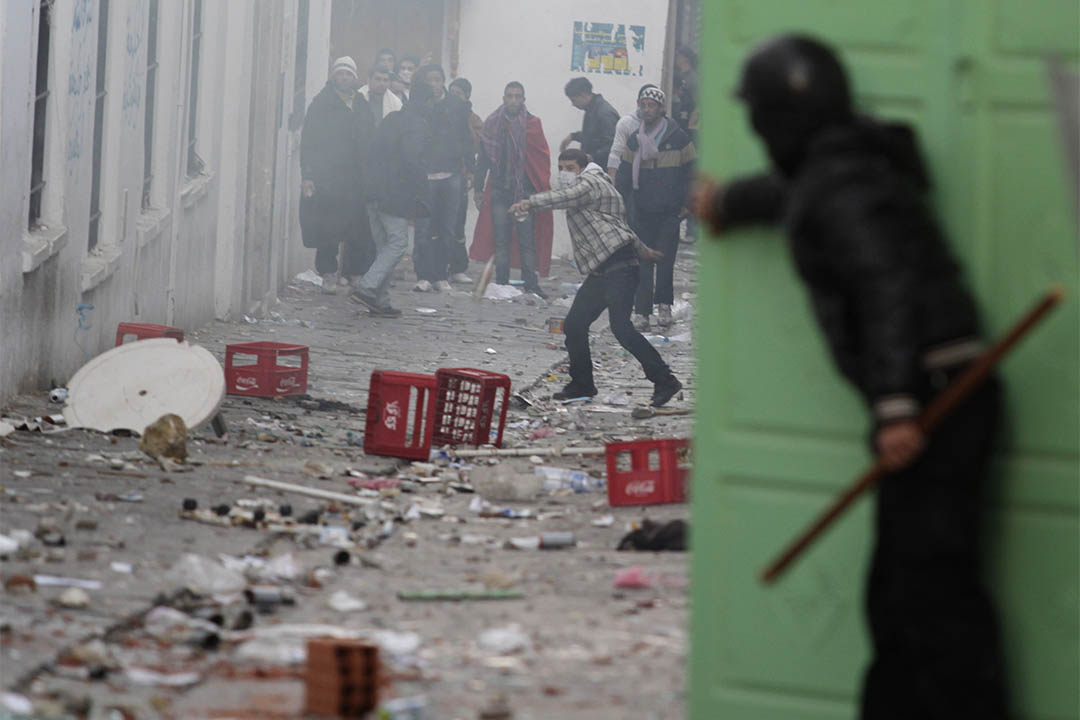 2011年1月28日,突尼斯示威者在街头向警员投扔石头。摄: Zohra Bensalem/REUTERS