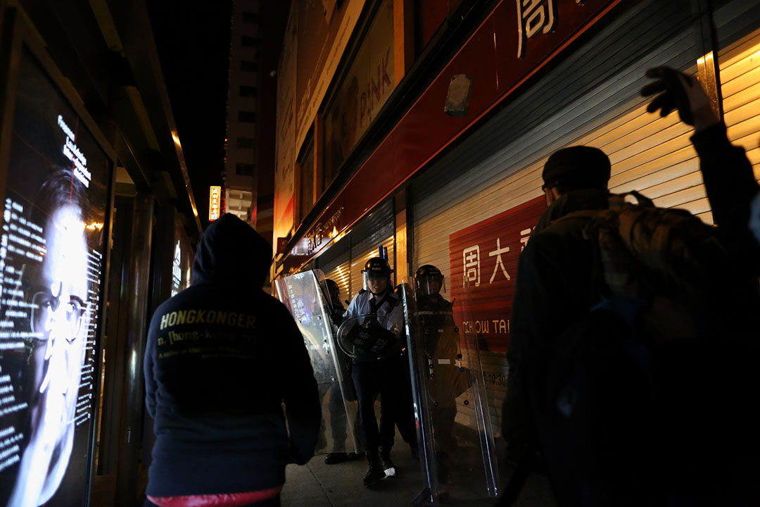 2016年2月9日,凌晨約5時,持盾防暴警察在彌敦道近銀行中心與示威者發生衝突。攝:盧翊銘/端傳媒