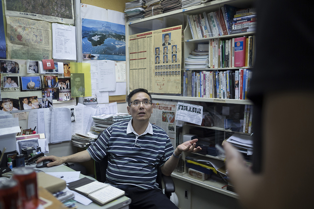 謝志峰在香港電台辦公室與同事談公事。攝: Jerome Favre/端傳媒