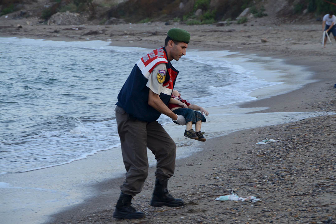 三歲難民 Aylan Kurdi 與其他11名敘利亞難民乘坐偷渡船前往土耳其時遇難,被發現伏屍沙灘上。攝:Nilufer Demir/DHA/REUTERS