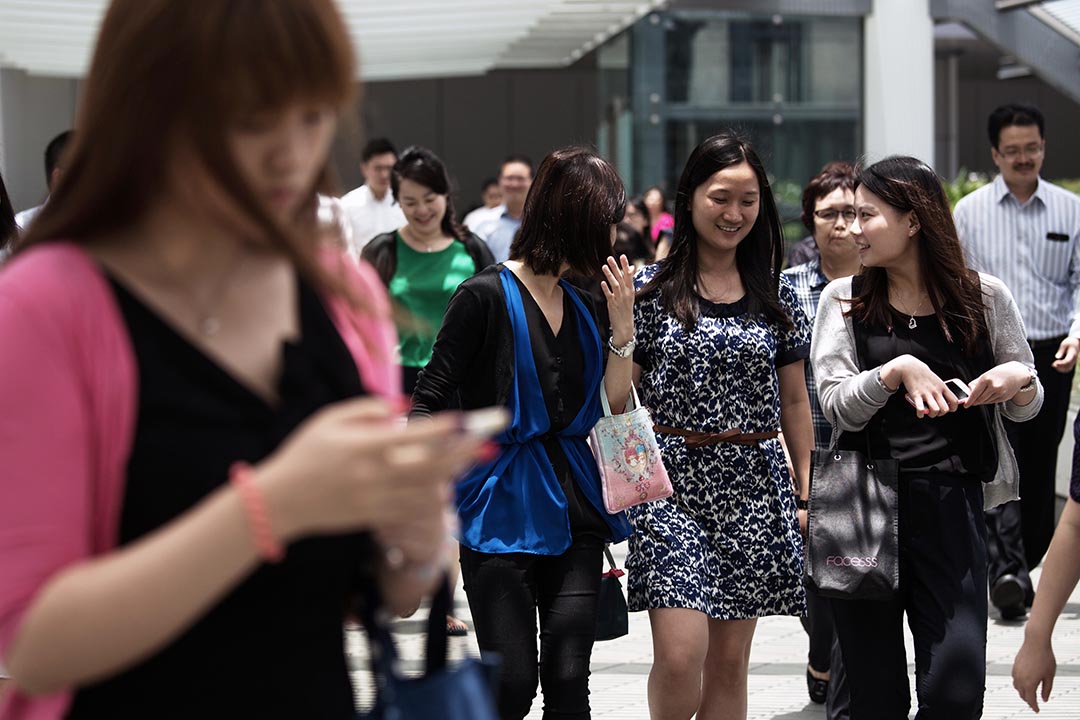 金鐘政府總部外的上班族。攝: 盧翊銘/端傳媒