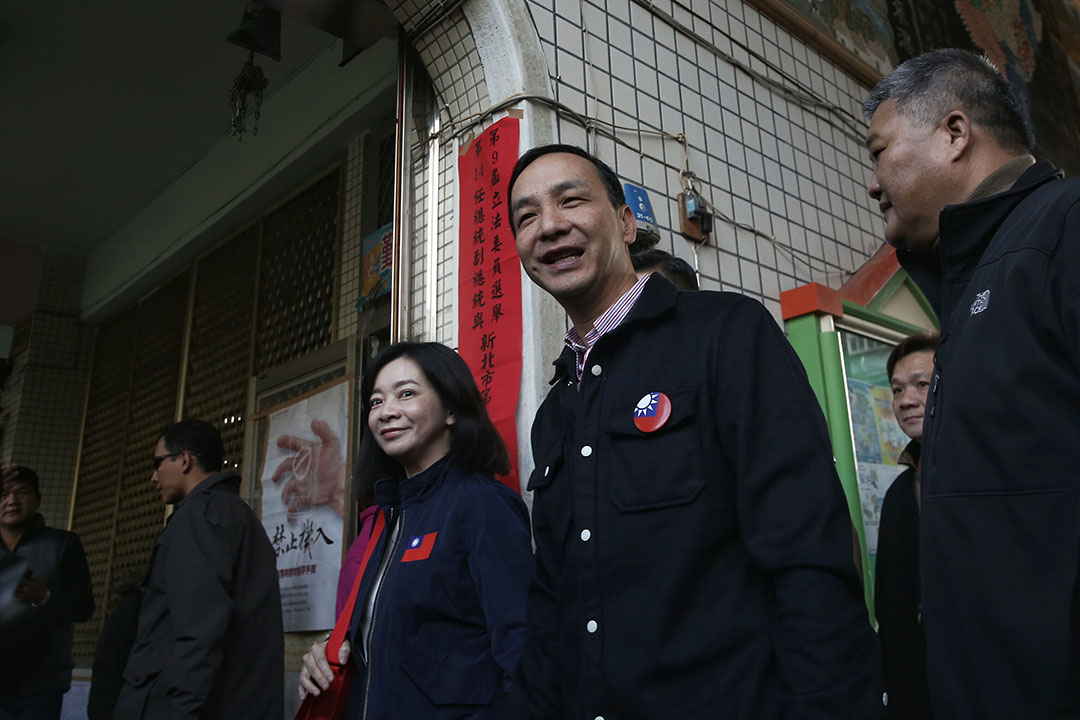 朱立倫與夫人高婉倩身著深色服裝一同現身新北市五華國小的投票所。攝:張國耀/端傳媒
