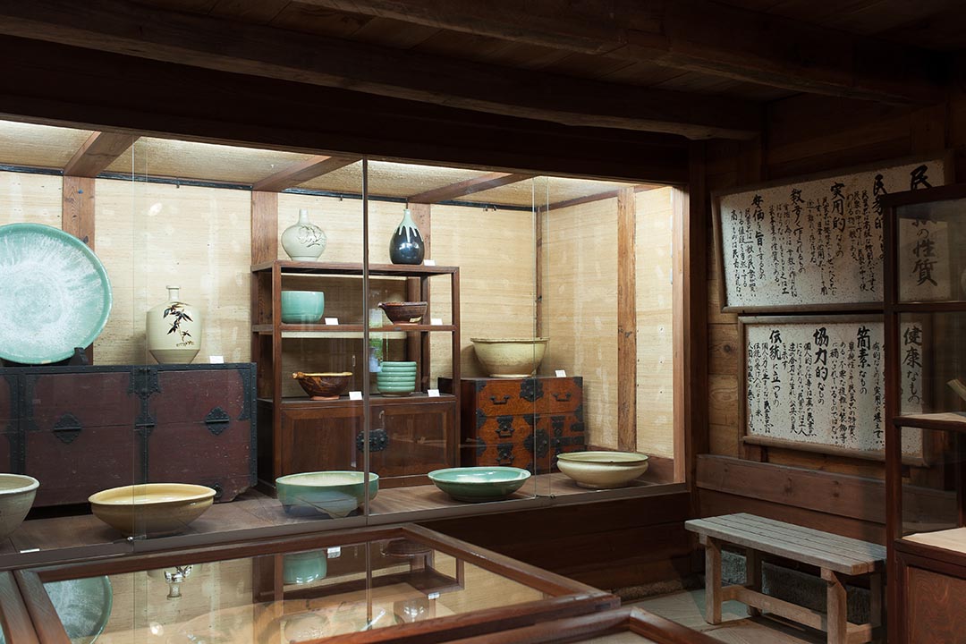 馆内展出岛根与鸟取等地的工艺,器物之外还有蓝染布艺等。(摄:Kentaro Takahashi)