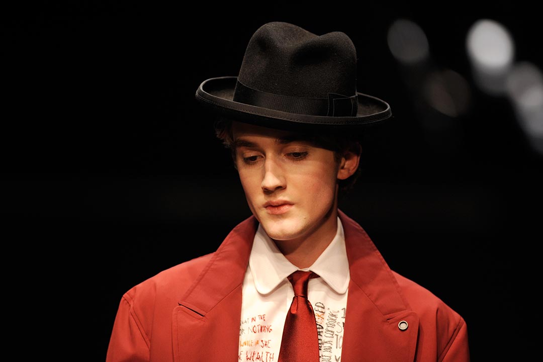 戴着黑色 Fedora hat 的模特,2014年英国伦敦的秋冬时装展。(摄:Stuart C. Wilson/Getty)