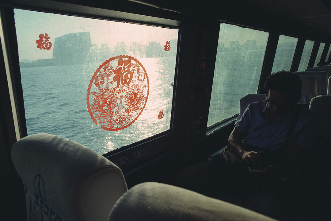 一名旅客在開往金門的船上。攝:王嘉豪/端傳媒