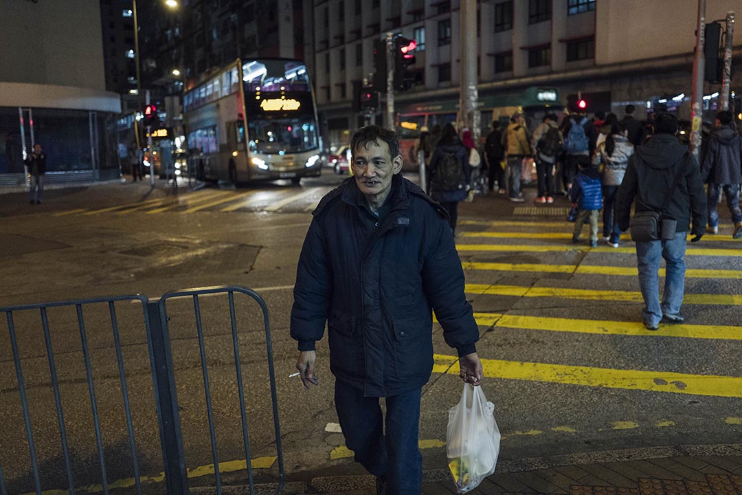 阿寶離開凍肉工廠,在回家路上。攝 : Anthony Kwan/端傳媒