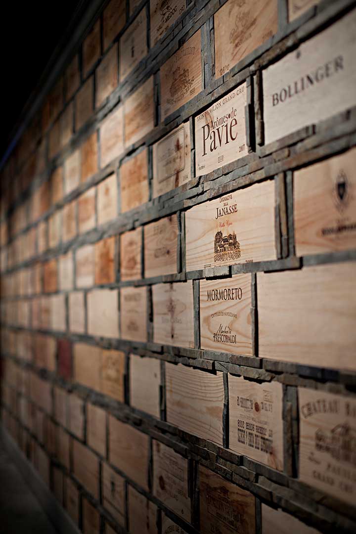 Hip Cellar 提供过百种葡萄酒选择,不同酒区及年份也可在此享用到。图片由 AnOther Place by David Myers 提供