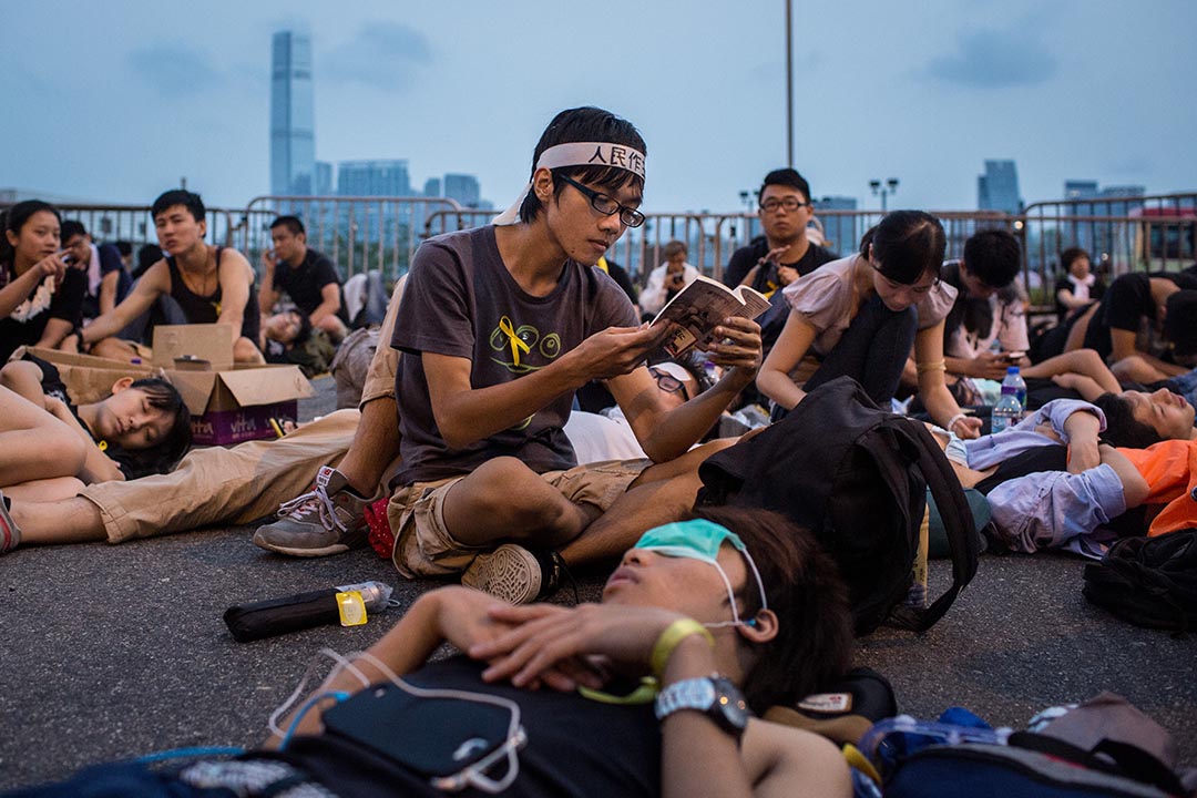 雨伞运动期间,示威者占领特首办外的行车路。
摄 : Chris McGrath/GETTY