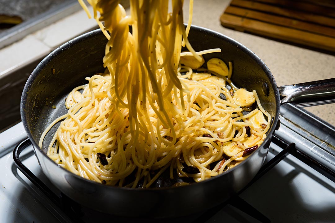 下鹽、胡椒、smoked parika 調味,上菜時把蝦置放在意粉上即成。攝:LIT MA/端傳媒