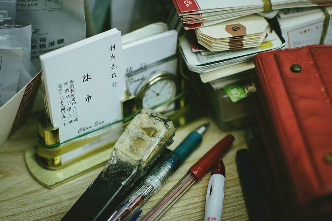 工作台上放了自己的名片。摄:王嘉豪/端传媒