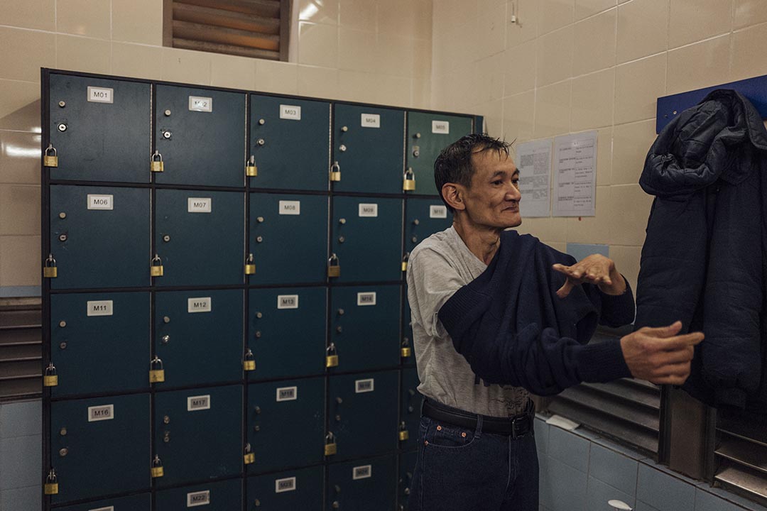 阿寶在奧運一個公共浴室洗澡後,更換乾淨的衣服。攝 : Anthony Kwan/端傳媒