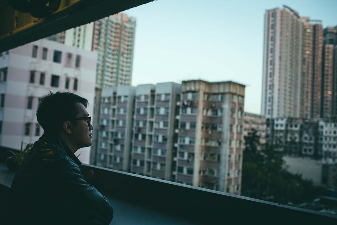 蕭偉恒在自己位於賽馬會創意藝術中心的工作室外。攝：王嘉豪/端傳媒