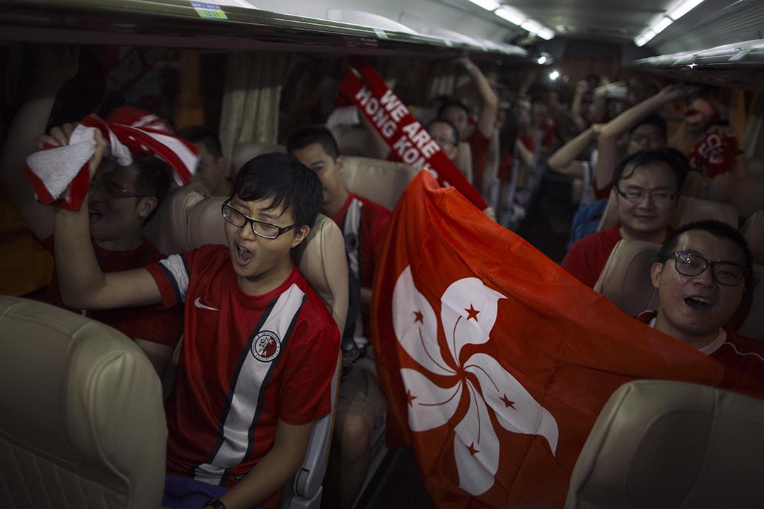 香港球迷赛后乘旅游巴离开,众人激动。摄 : 叶家豪/端传媒