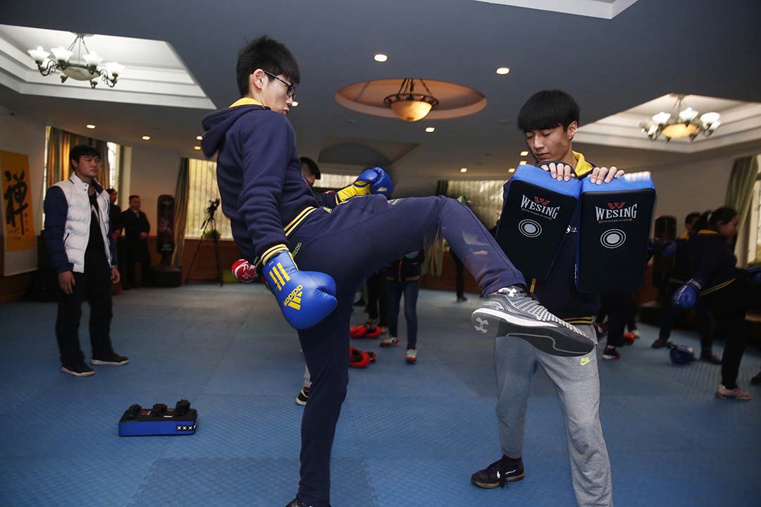 學生們在武術課上進行武術練習。攝：Wu Hao/端傳媒