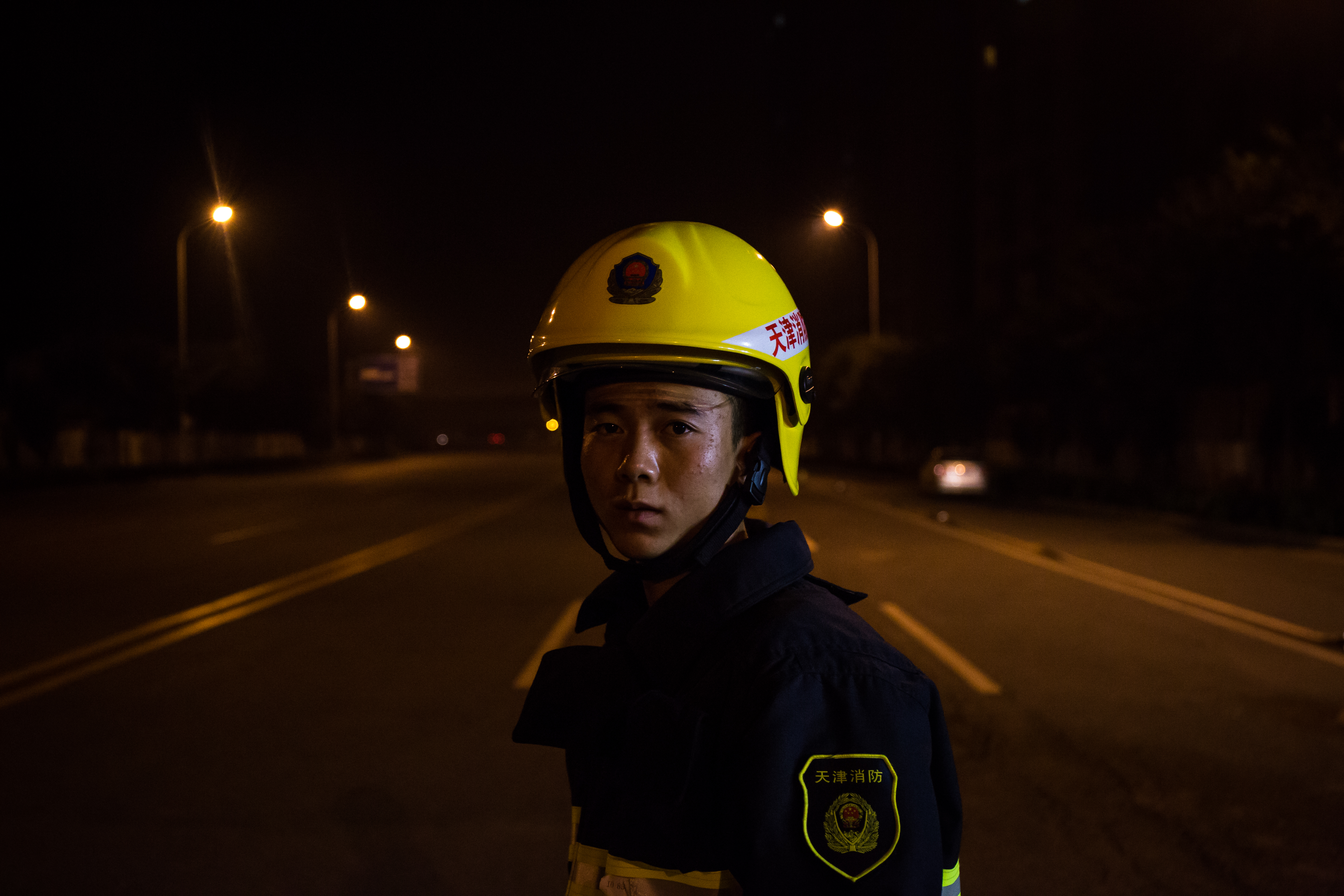 2015年8月14日，天津，爆炸事件期间执勤的消防员。摄: Billy H.C. Kwok/ 端传媒