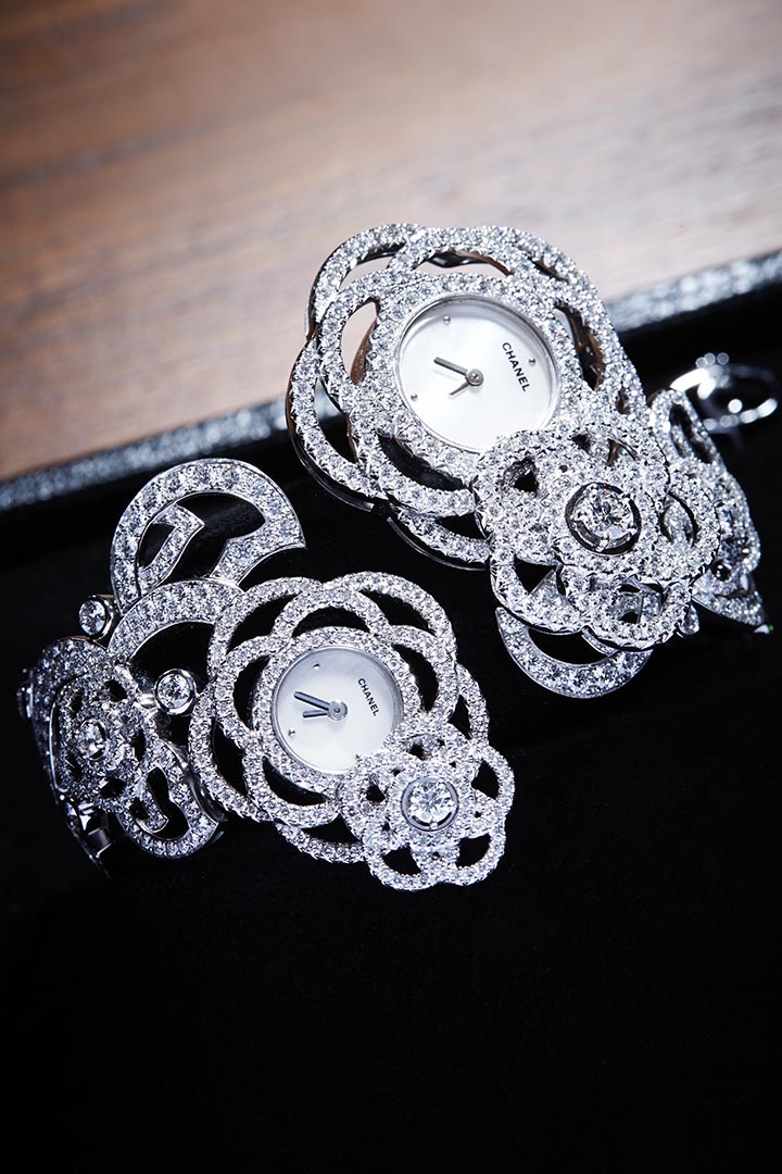 Chanel 的 Camélia Brodé Dual Time Watch 不單提供實用的兩地時間功能，亦是李茂琪出席場合的最佳配飾。攝: 興/端傳媒