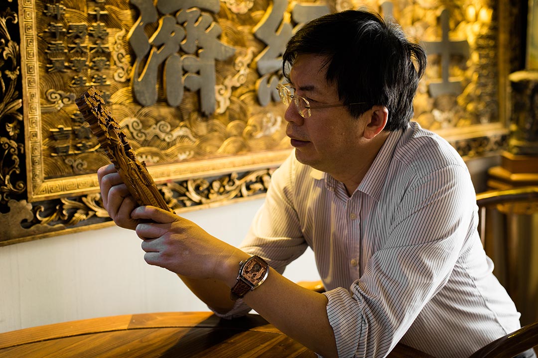 沈墨寧收藏了近千件大大小小的木雕，有源源不絕的題材放到手錶設計上。攝：LIT MA/端傳媒