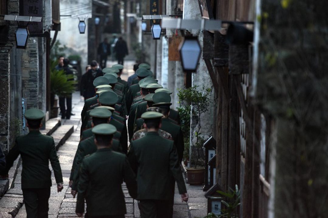 軍警在會場區域巡邏。攝：JOHANNES EISELE / AFP