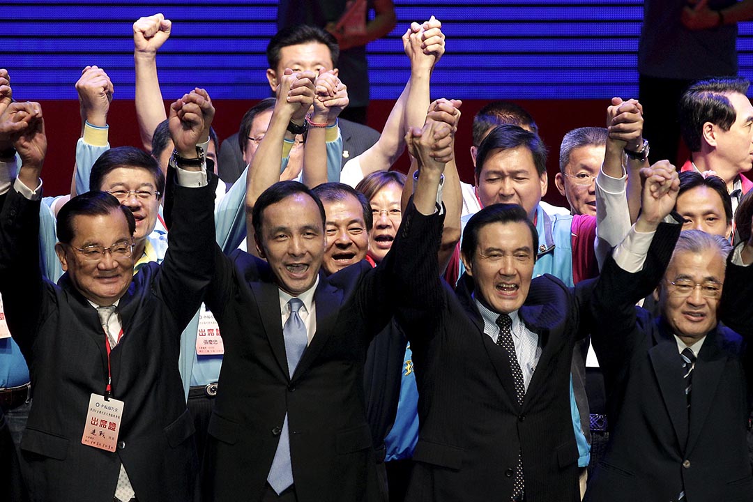 2015年10月17日,台北,國民召開臨全會決定由朱立倫取代洪秀柱選總統。完成提名後,總統馬英九(右二)、榮譽黨主席連戰(左一)與朱立倫(左二)同台造勢。攝:Pichi Chuang/REUTERS