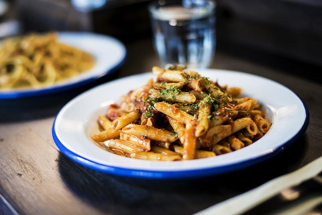 Arrabbiata Penne $130，很好味的番茄長通粉，茄醬來自意大利拿坡里，下得重手，很香濃，又落了大量香蒜和香草，加少少辣椒把味道牽引出來，爸爸吃得又飽又滿意。攝：Keith Tsuji/ 端傳媒